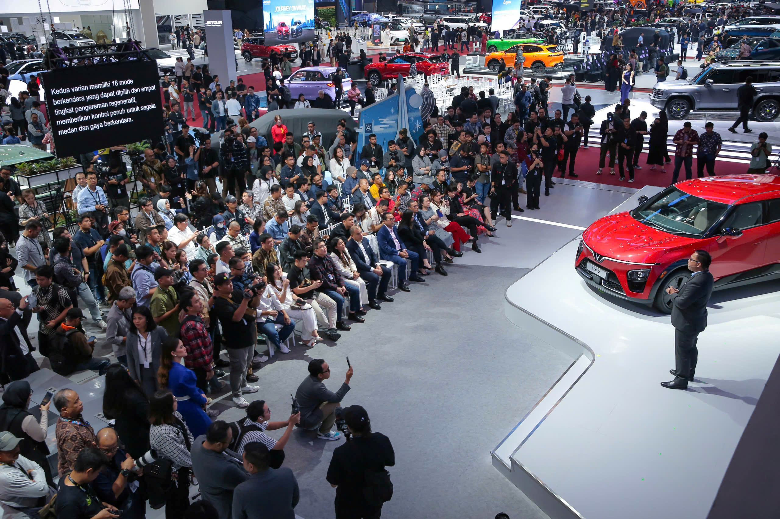 Gian hàng VinFast thu hút đông đảo báo chí và đối tác trong ngày đầu triển lãm.