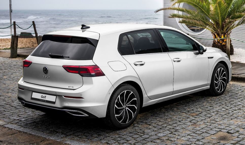 Ngoại thất phía sau Golf 1.5 eTSI Life. (Ảnh: VW)