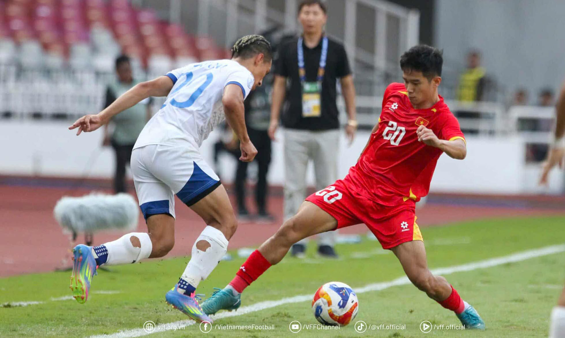 U23 Việt Nam chơi chắc chắn, không để đối thủ giữ bóng dồn ép. (Ảnh: VFF)