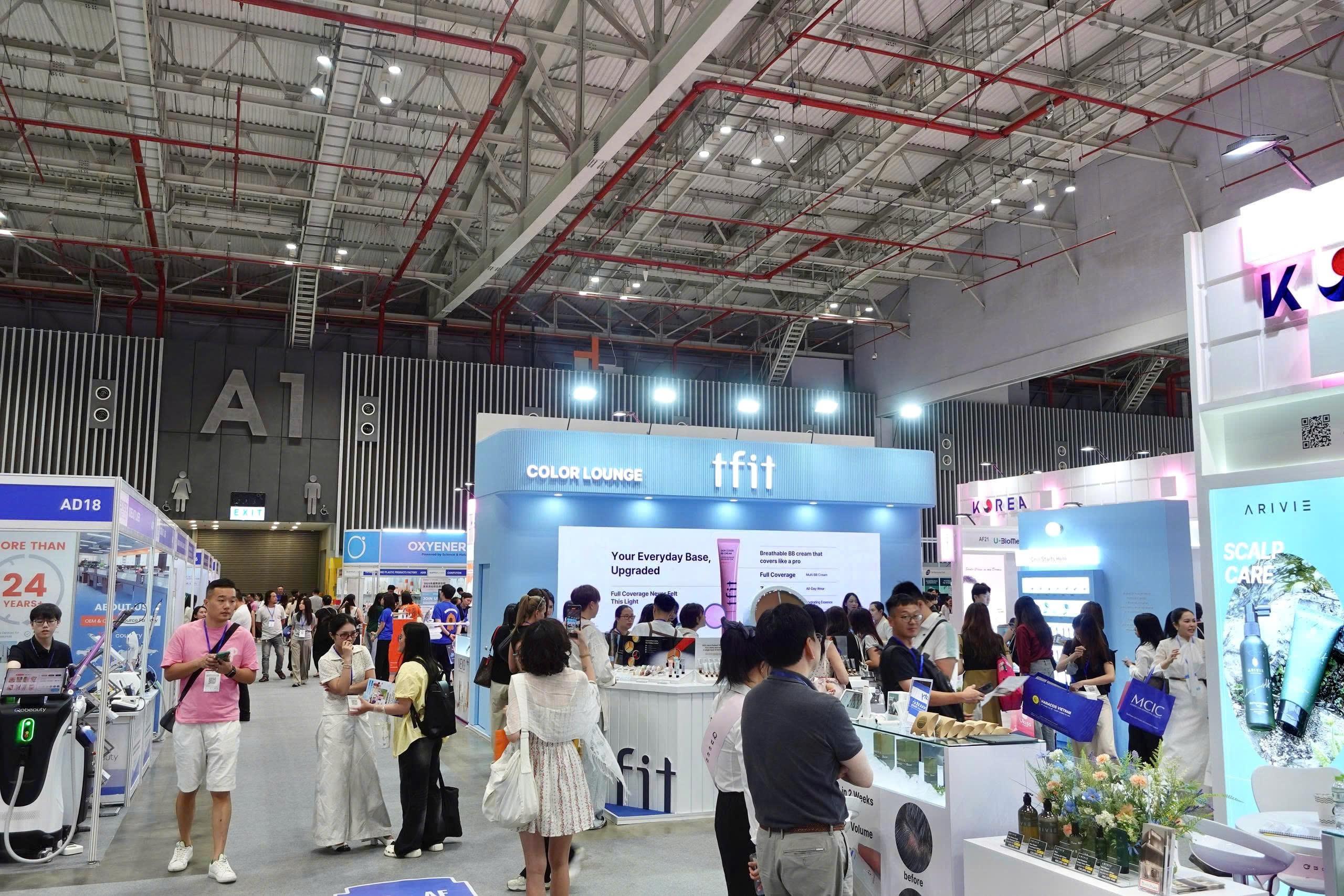 Đông đảo các nhãn hàng trong ngành làm đẹp có mặt tại sự kiện.