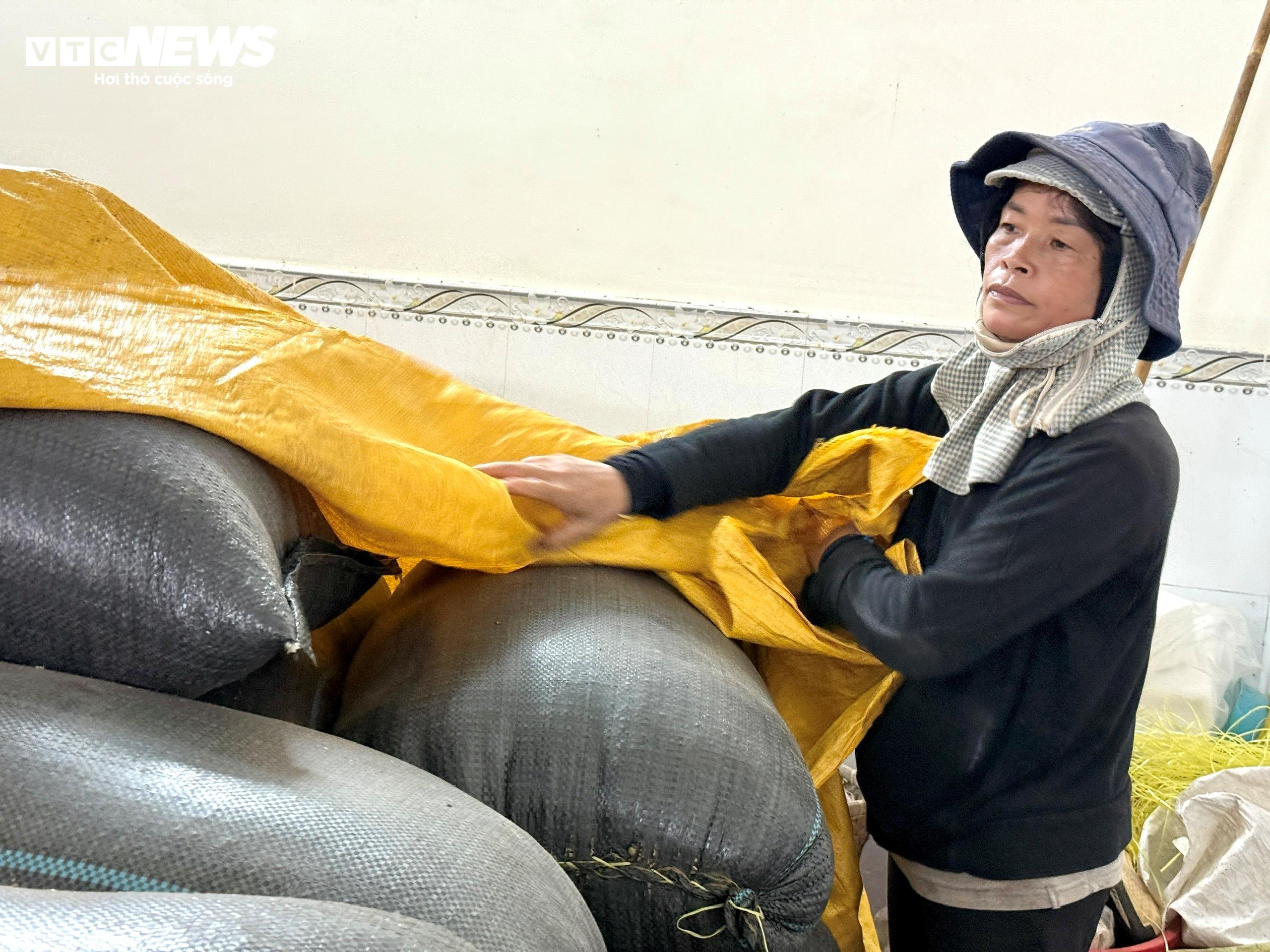 Bà Phan Thảo cùng 5 tấn cà phê hạt dự trữ từ vụ trước.