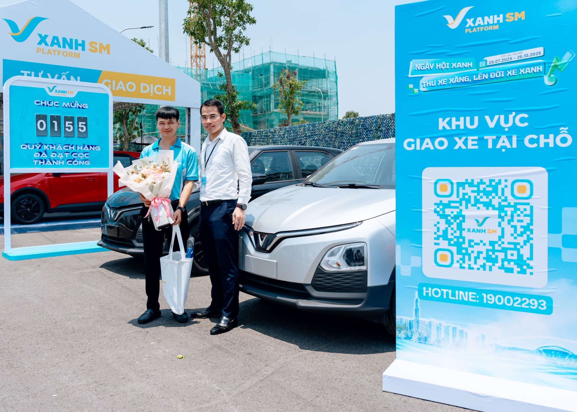 Một tài xế nhận bàn giao xe tại sự kiện.