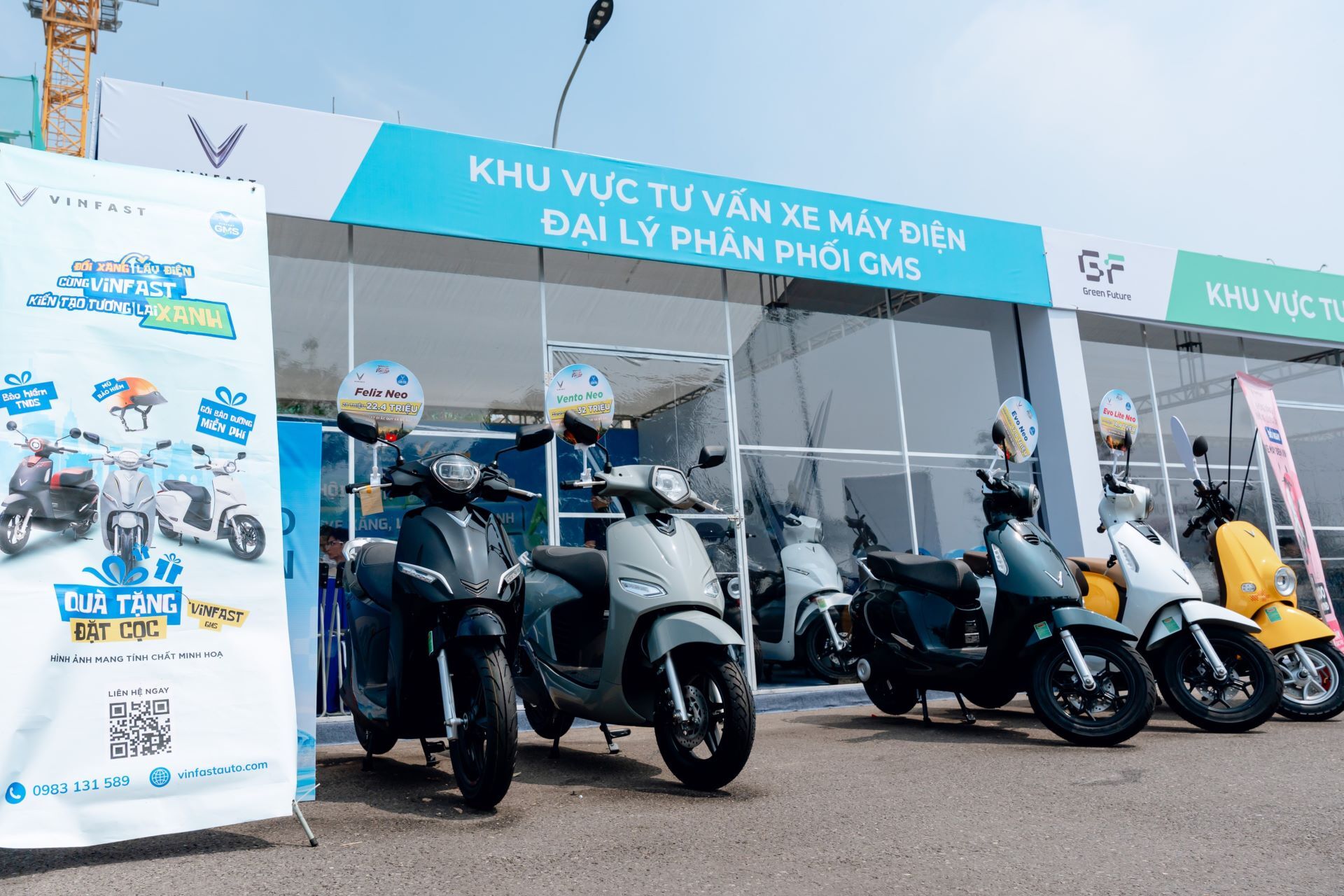 Khách hàng có thể trải nghiệm, đặt cọc các dòng xe máy điện VinFast với chính sách trả góp ưu đãi.