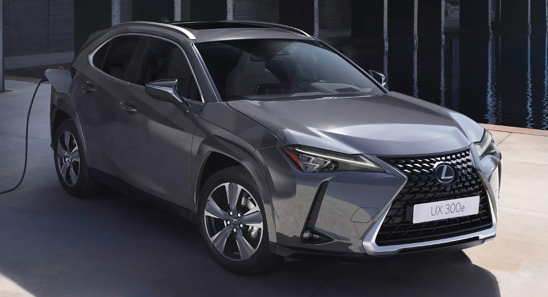 Mẫu SUV điện nhỏ nhất của Lexus, UX 300e dự kiến người sản xuất vào tháng 11. (Ảnh: Carscoops)
