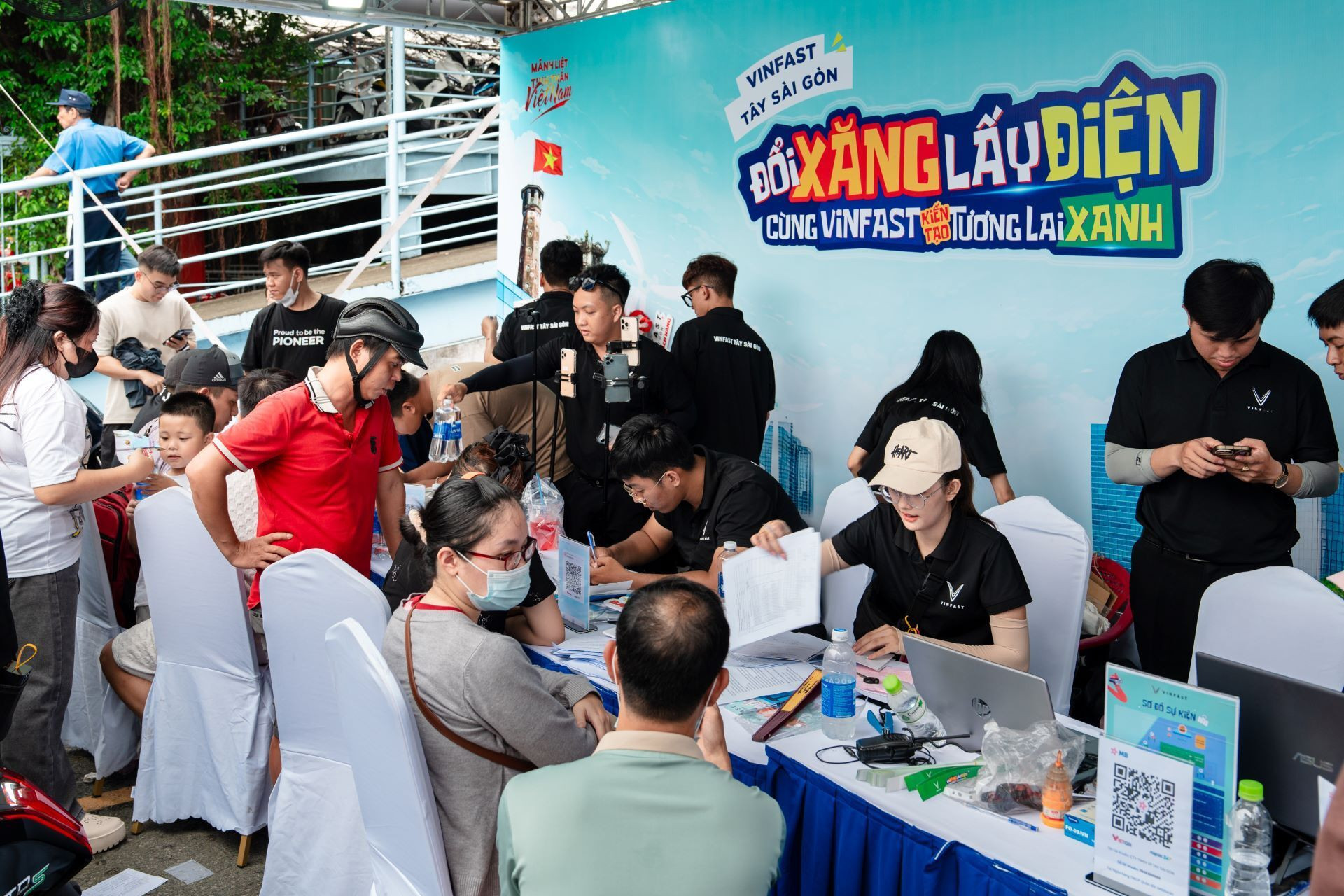 Cơ hội đổi xe xăng, lấy xe điện hấp dẫn tiếp tục diễn ra tại 3 miền - 2