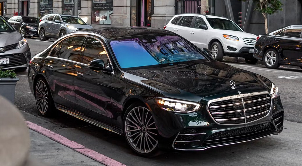 Mercedes‑Benz S‑Class 2025 giữ dáng vẻ thanh lịch đặc trưng với lưới tản nhiệt mở rộng. (Ảnh: Xe Mercedes)