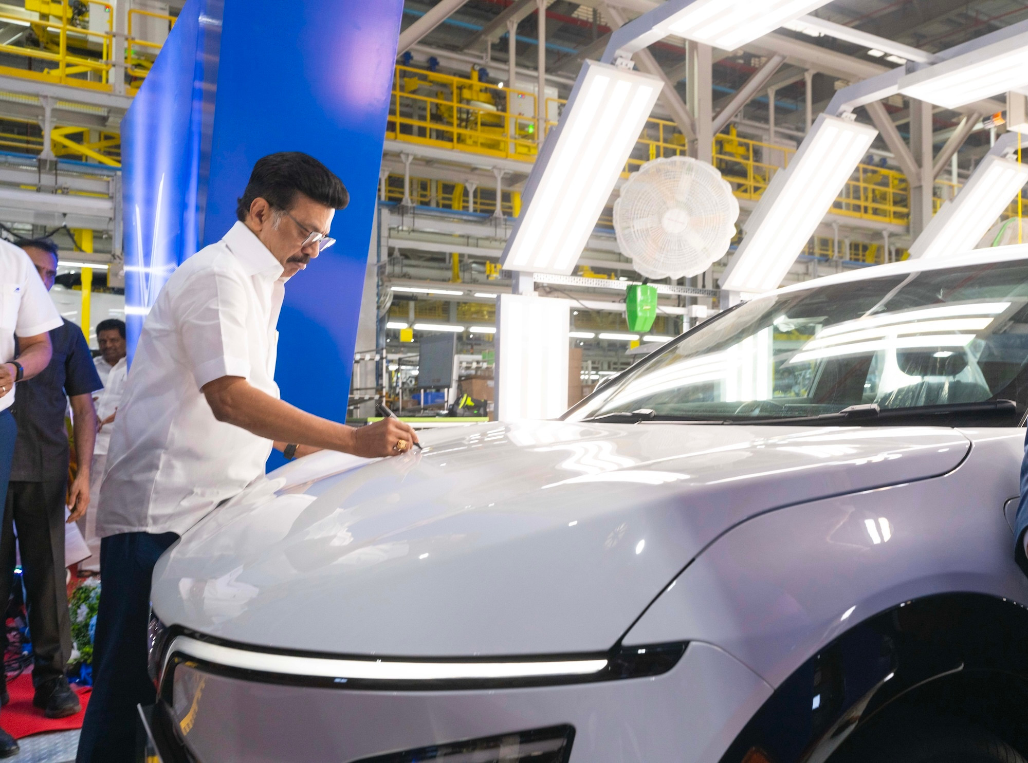 Thủ hiến bang Tamil Nadu, ông M.K. Stalin đặt bút ký tặng lên chiếc ô tô điện đầu tiên xuất xưởng từ nhà máy VinFast ở Tamil Nadu, Ấn Độ.