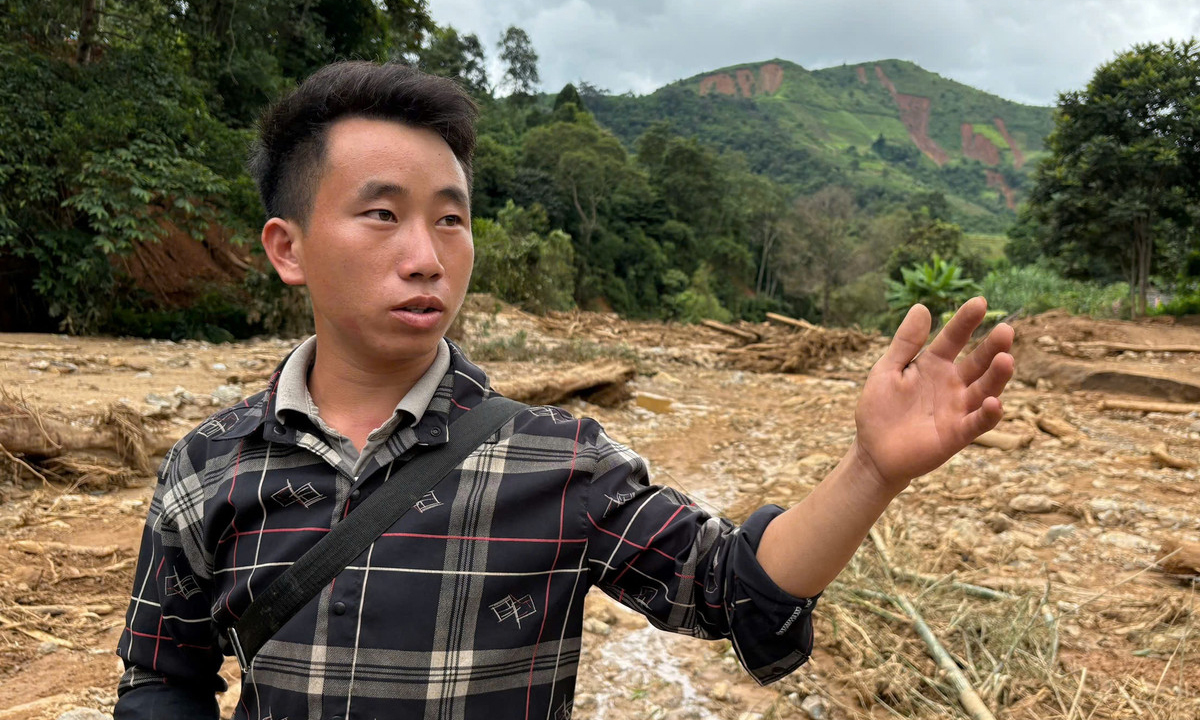Trưởng bản Mùa A Thi đã dũng cảm, không quản hiểm nguy trước cơn lũ dữ, kêu gọi dân bản và trực tiếp hỗ trợ người già, trẻ em chạy nạn. (Ảnh: VGP)