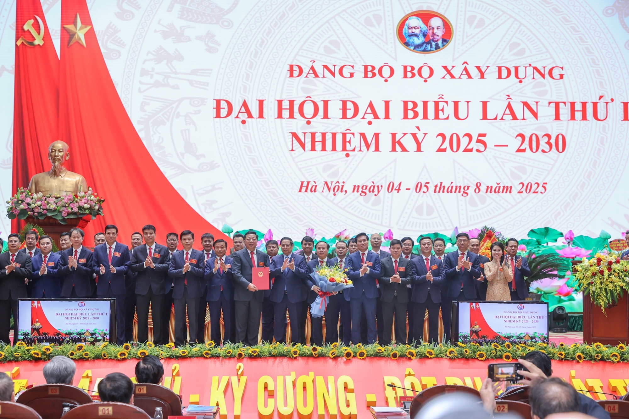 Thủ tướng tặng hoa chúc mừng Ban Chấp hành Đảng bộ Bộ Xây dựng nhiệm kỳ 2025-2030. (Ảnh: VGP)
