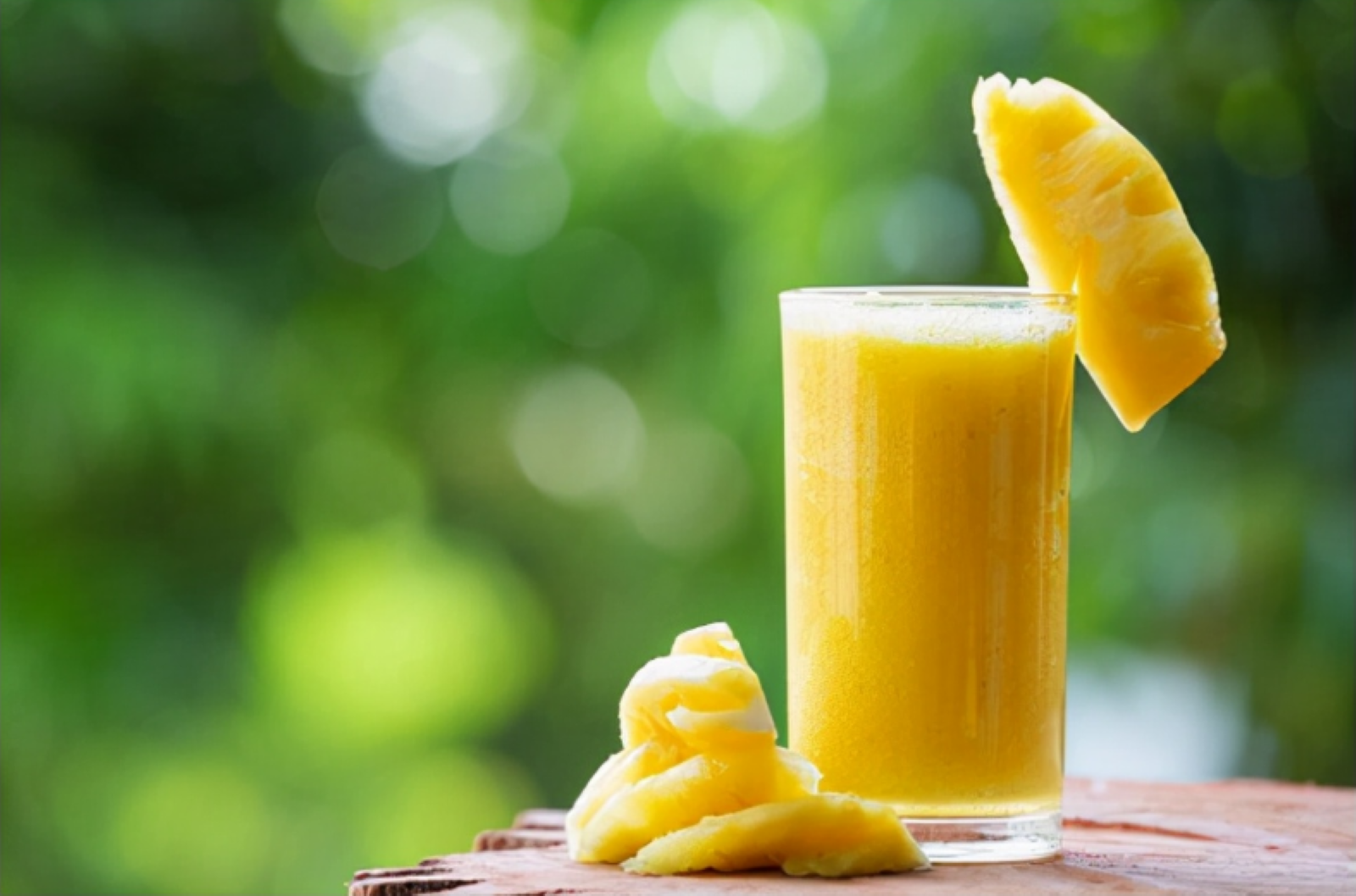 Uống nước ép dứa để bổ sung các vitamin thiết yếu (Ảnh:Sohu)