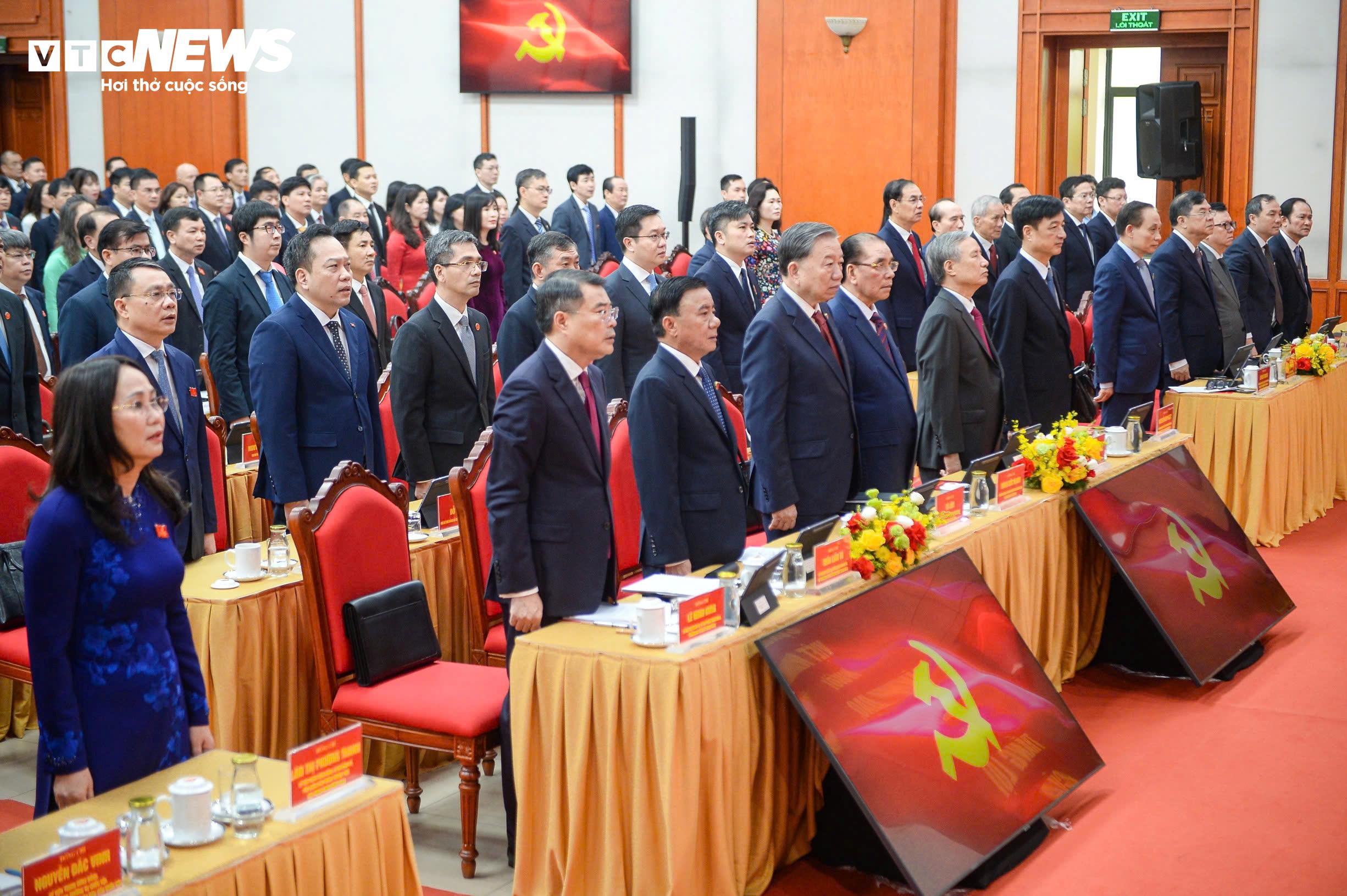 Tổng Bí thư Tô Lâm và các đại biểu dự Đại hội làm lễ chào cờ.