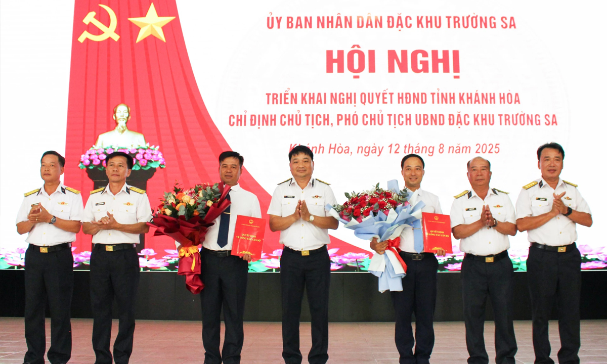 Chính ủy Vùng 4 Hải quân cùng Chỉ huy Lữ đoàn 146 chúc mừng Chủ tịch, Phó Chủ tịch UBND đặc khu Trường Sa. (Ảnh: Báo Khánh Hòa)