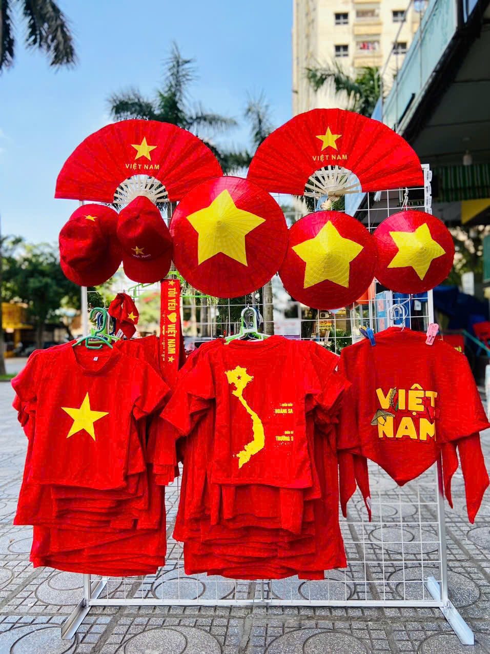 Sản phẩm thời trang, đặc biệt là các loại áo in hình cờ đỏ sao vàng được bày bán nhiều hơn bao giờ hết. Hầu như cửa hàng nào cũng có trong dịp này. (Ảnh: FB Eco Store Đại Thanh)
