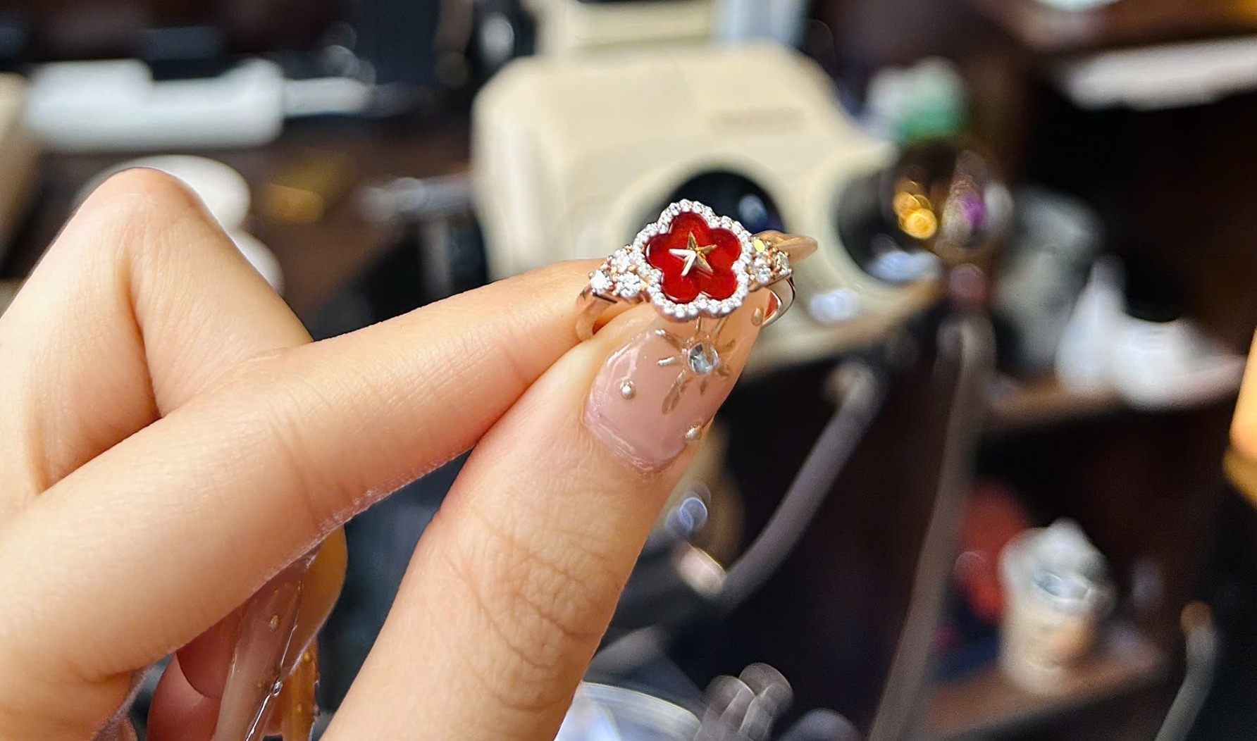 Một sản phẩm nhẫn bạc sao vàng Quốc khánh giá hơn 900.000 đồng. (Ảnh: Vienchibao)
