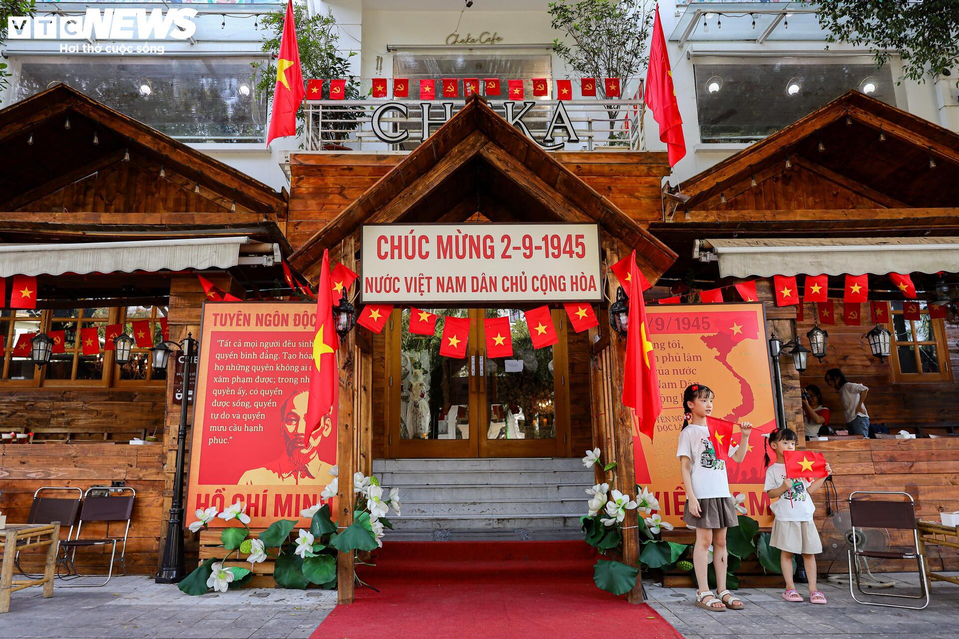 Nhiều quán cà phê ở Hà Nội cũng gây chú ý khi kỳ công trang trí không gian chào mừng 80 năm Cách mạng tháng Tám và Quốc khánh 2/9. Nhờ sự đặc biệt này mà lượng khách check-in đông hơn hẳn. (Ảnh: Minh Đức)