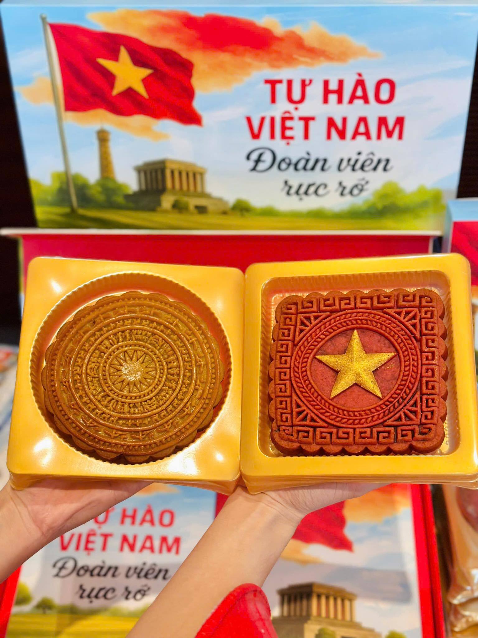 Ngay cả lĩnh vực ẩm thực cũng lấy cảm hứng từ Quốc khánh 2/9. Bánh Trung thu phiên bản đặc biệt có giá từ 130.000 - 150.000 đồng/chiếc. (Ảnh: FB Nguyen Ngoc Anh)
