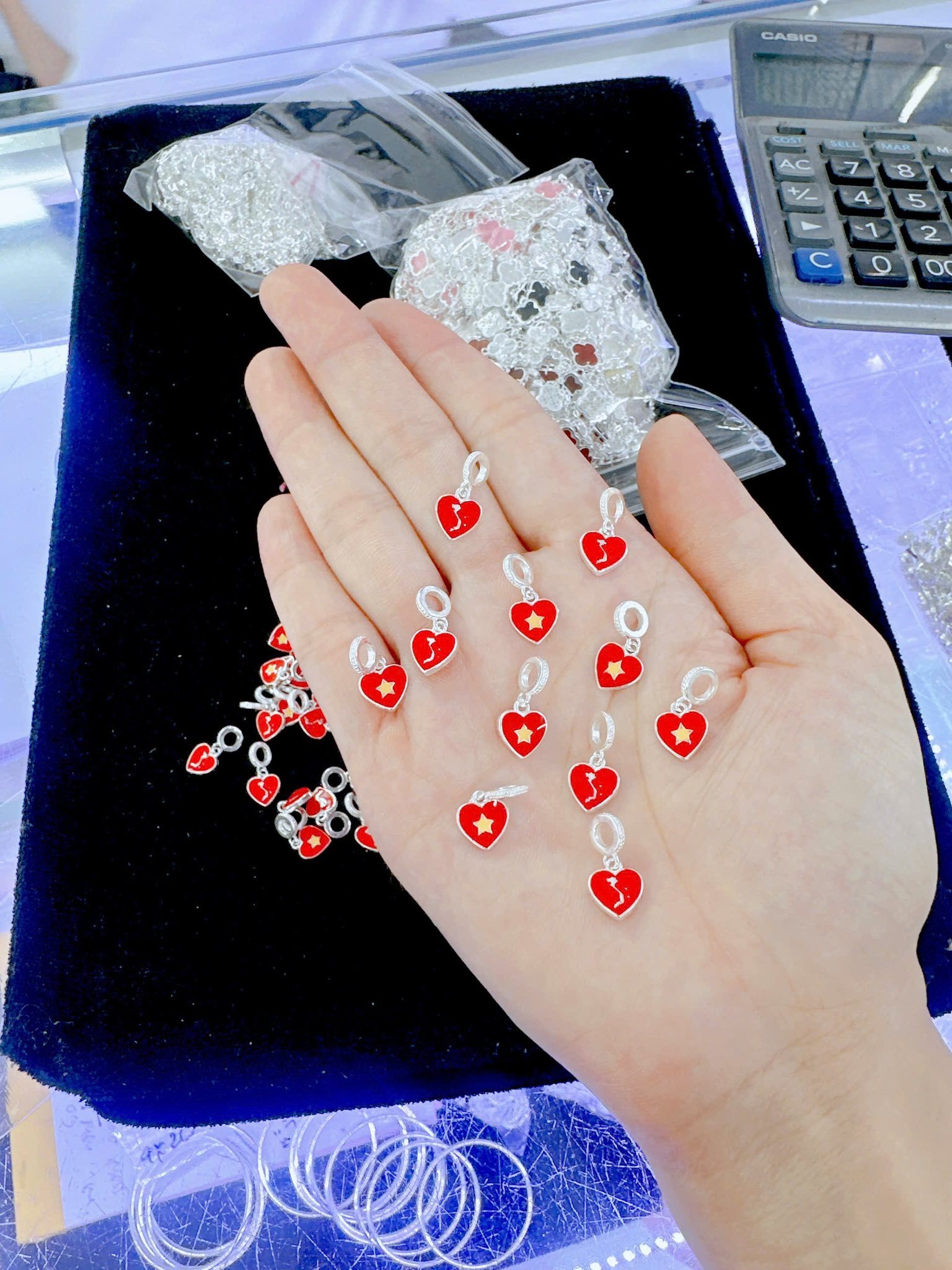 Bên cạnh đó, các sản phẩm trang sức in cờ đỏ sao vàng mừng Quốc khánh 2/9 cũng đa dạng mẫu mã và giá cả, tùy theo kiểu dáng, chất liệu. (Ảnh: FB Vàng Bạc Quý Quyên)