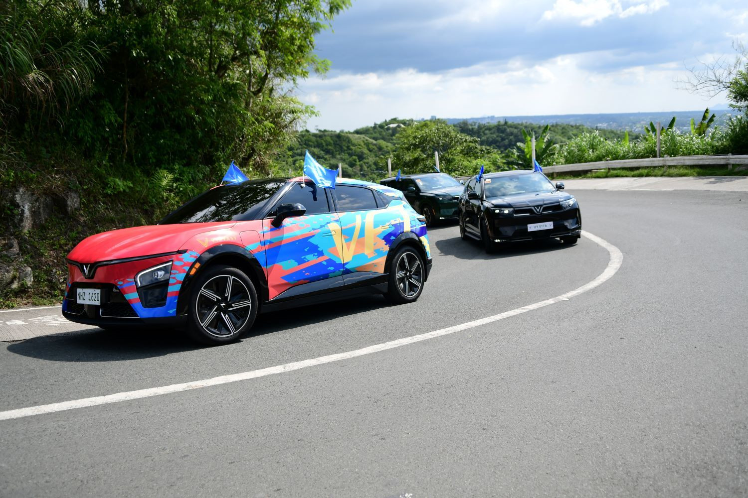 Các mẫu xe VinFast cho thấy khả năng vận hành mạnh mẽ và sự linh hoạt trên mọi cung đường, từ những con phố chật hẹp cho đến đồi núi quanh co.