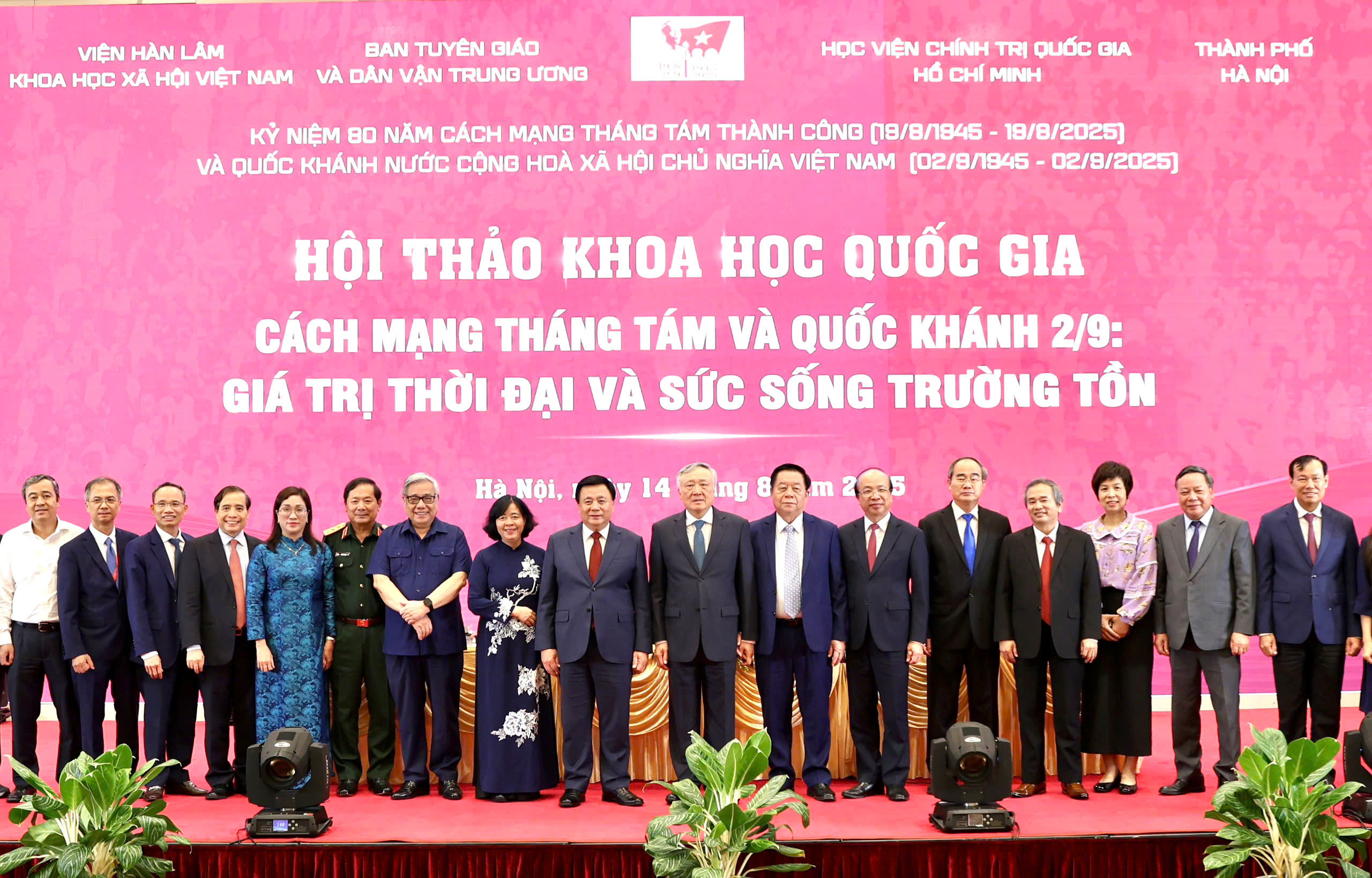 Lãnh đạo Đảng, Nhà nước và các đại biểu tại hội thảo.