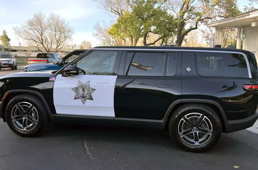 Mẫu R1S mang lại không gian cabin rộng rãi hơn đáng kể so với các mẫu xe hiện đang được sử dụng trong lực lượng tuần tra Palo Alto, như Ford Explorer và Jeep Durango. (Nguồn: Carscoop)