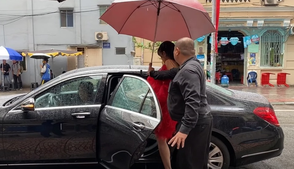 Hoàng Thùy Linh xuất hiện tại lễ ra mắt phim Trái tim quái vật năm 2020 với Mercedes-Benz S-Class S400. (Ảnh: Báo Lao động)