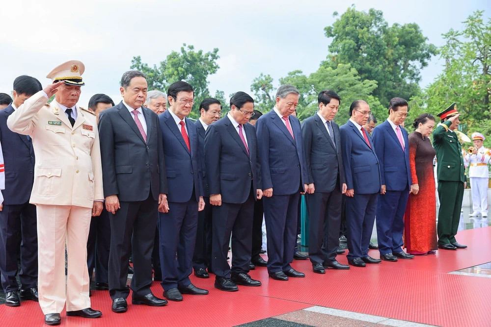 Các lãnh đạo, nguyên lãnh đạo Đảng, Nhà nước tưởng niệm các anh hùng liệt sĩ tại Đài tưởng niệm các Anh hùng liệt sĩ.