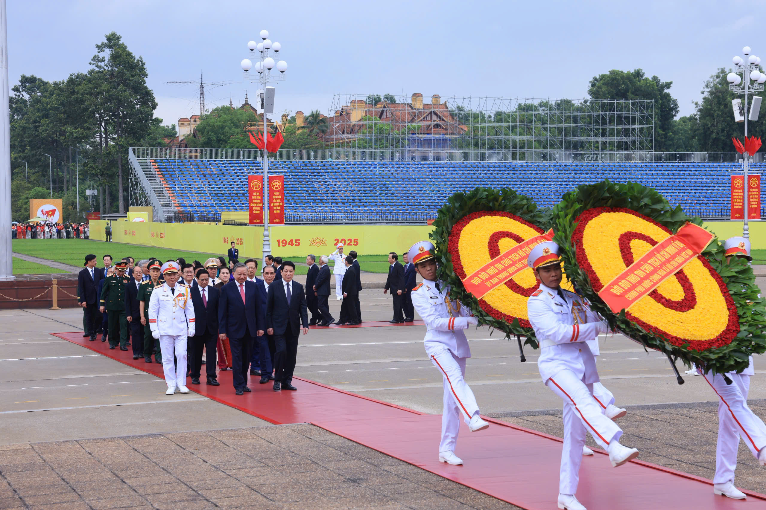 Các lãnh đạo, nguyên lãnh đạo Đảng, Nhà nước đặt vòng hoa và vào Lăng viếng Chủ tịch Hồ Chí Minh.