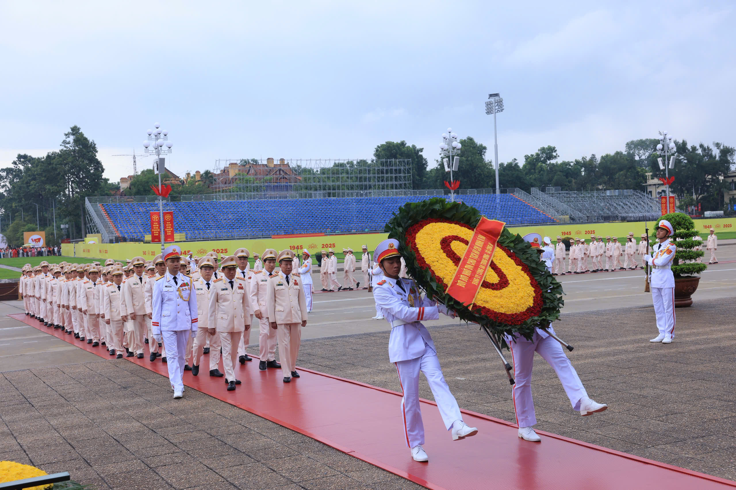 Đoàn Đảng ủy Công an Trung ương - Bộ Công an vào Lăng viếng Chủ tịch Hồ Chí Minh.