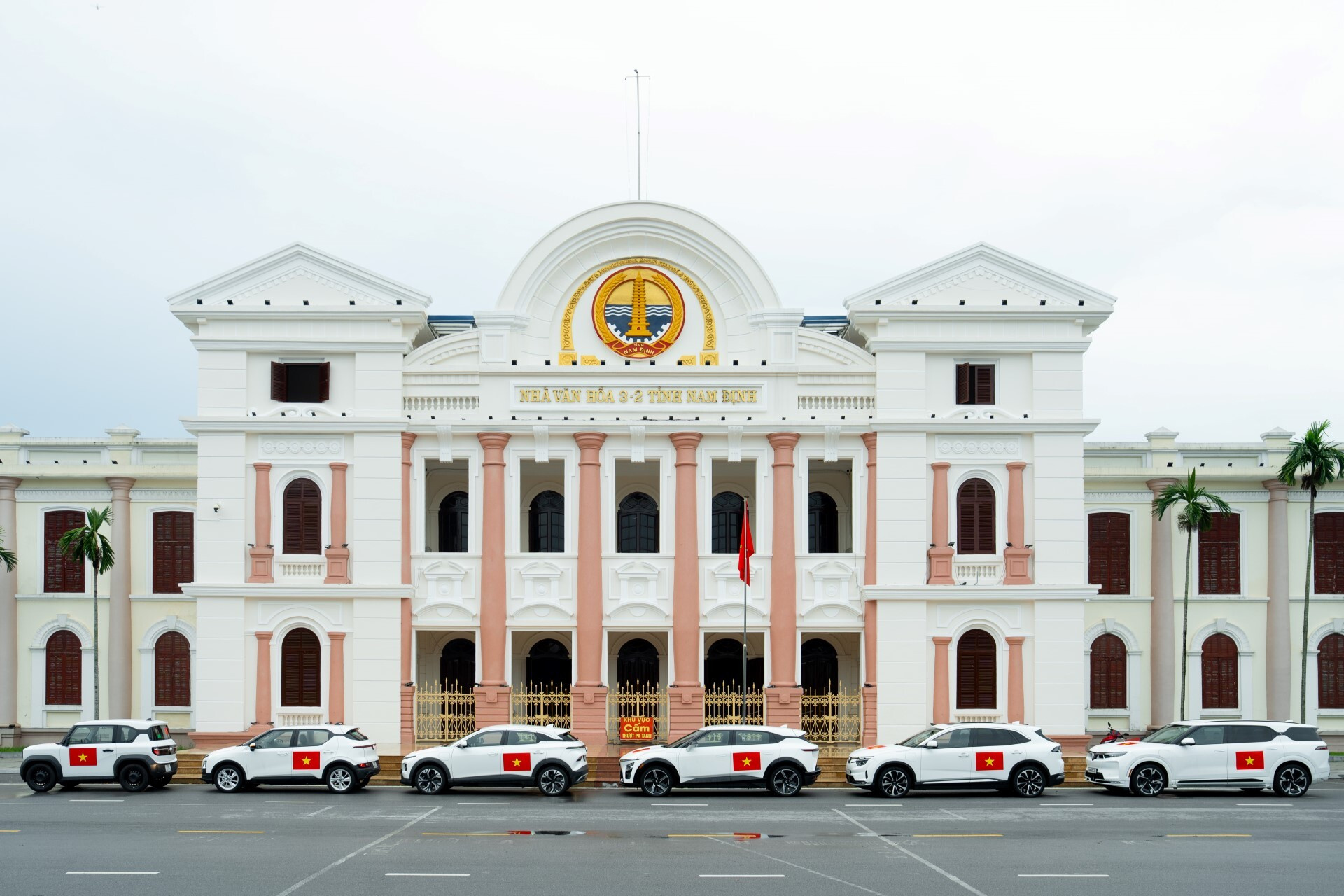 VinFast tặng 100.000 bộ decal Quốc kỳ Việt Nam - mừng 80 năm Quốc khánh - 1