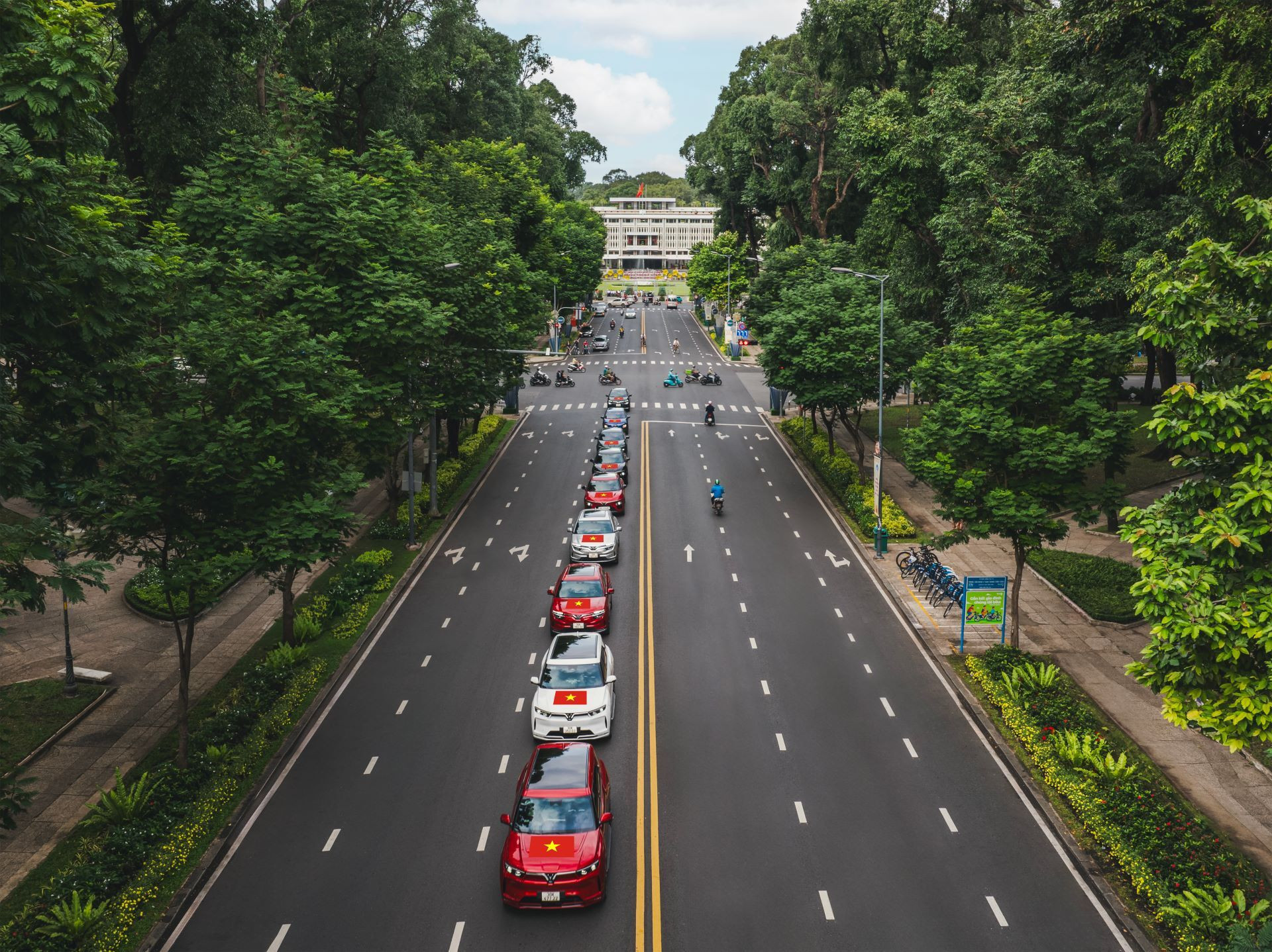 VinFast tặng 100.000 bộ decal Quốc kỳ Việt Nam - mừng 80 năm Quốc khánh - 2