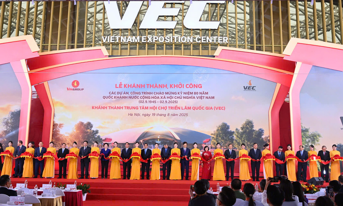 Tổng Bí thư Tô Lâm, Thủ tướng Phạm Minh Chính và các đại biểu thực hiện nghi thức cắt băng khánh thành Trung tâm Hội chợ Triển lãm Quốc gia và đồng loạt khởi công các công trình, dự án khác trên cả nước.