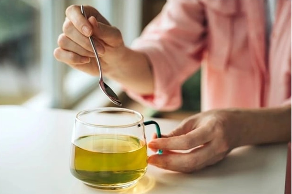 Uống trà xanh đúng chuẩn để tận dụng tối đa những lợi ích của loại thực phẩm vàng này. (Ảnh: Cleveland Clinic)