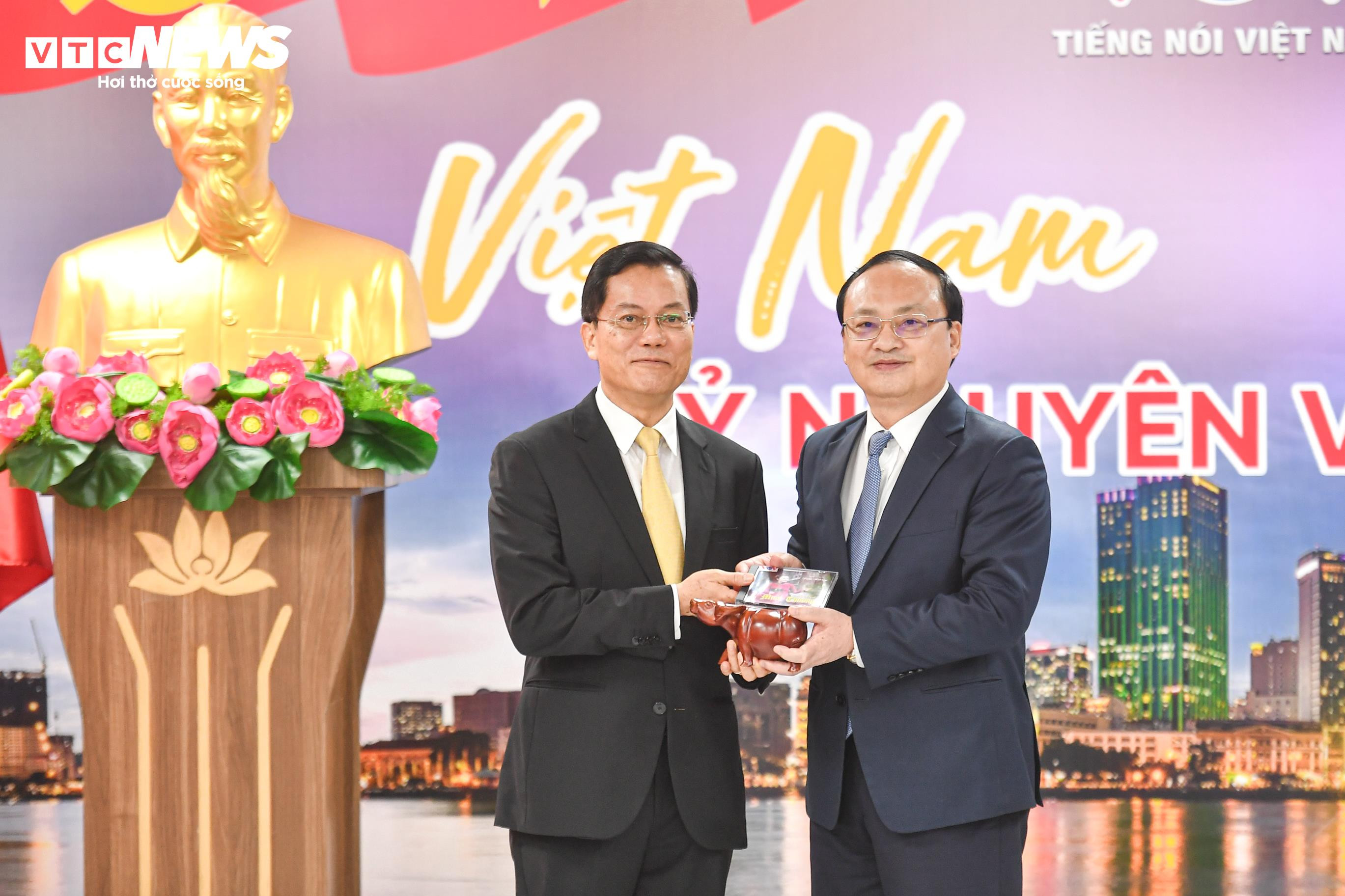 Tổng Giám đốc Đài Tiếng nói Việt Nam Đỗ Tiến Sỹ tặng quà lưu niệm Đại sứ Hà Kim Ngọc.