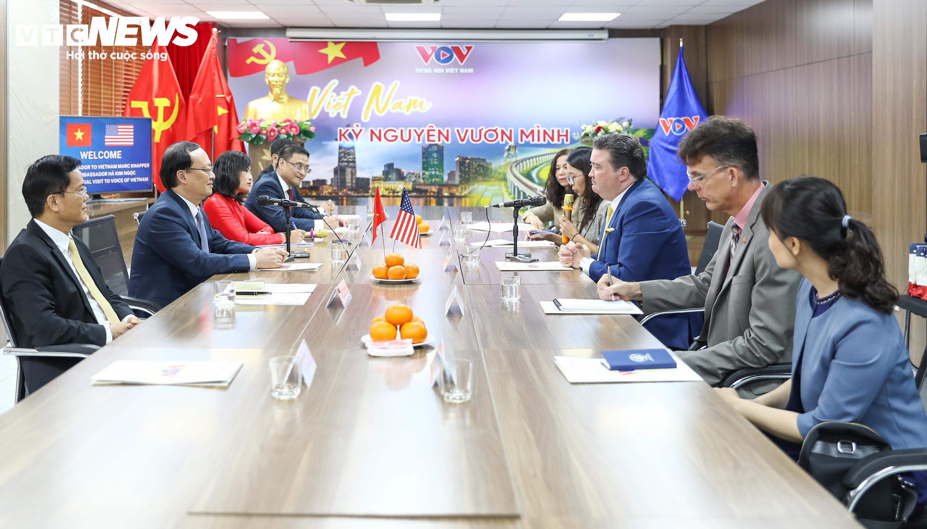 Ông Đỗ Tiến Sỹ, Ủy viên Trung ương Đảng, Tổng Giám đốc Đài Tiếng nói Việt Nam tiếp Đại sứ Marc Knapper và Đại sứ Hà Kim Ngọc.