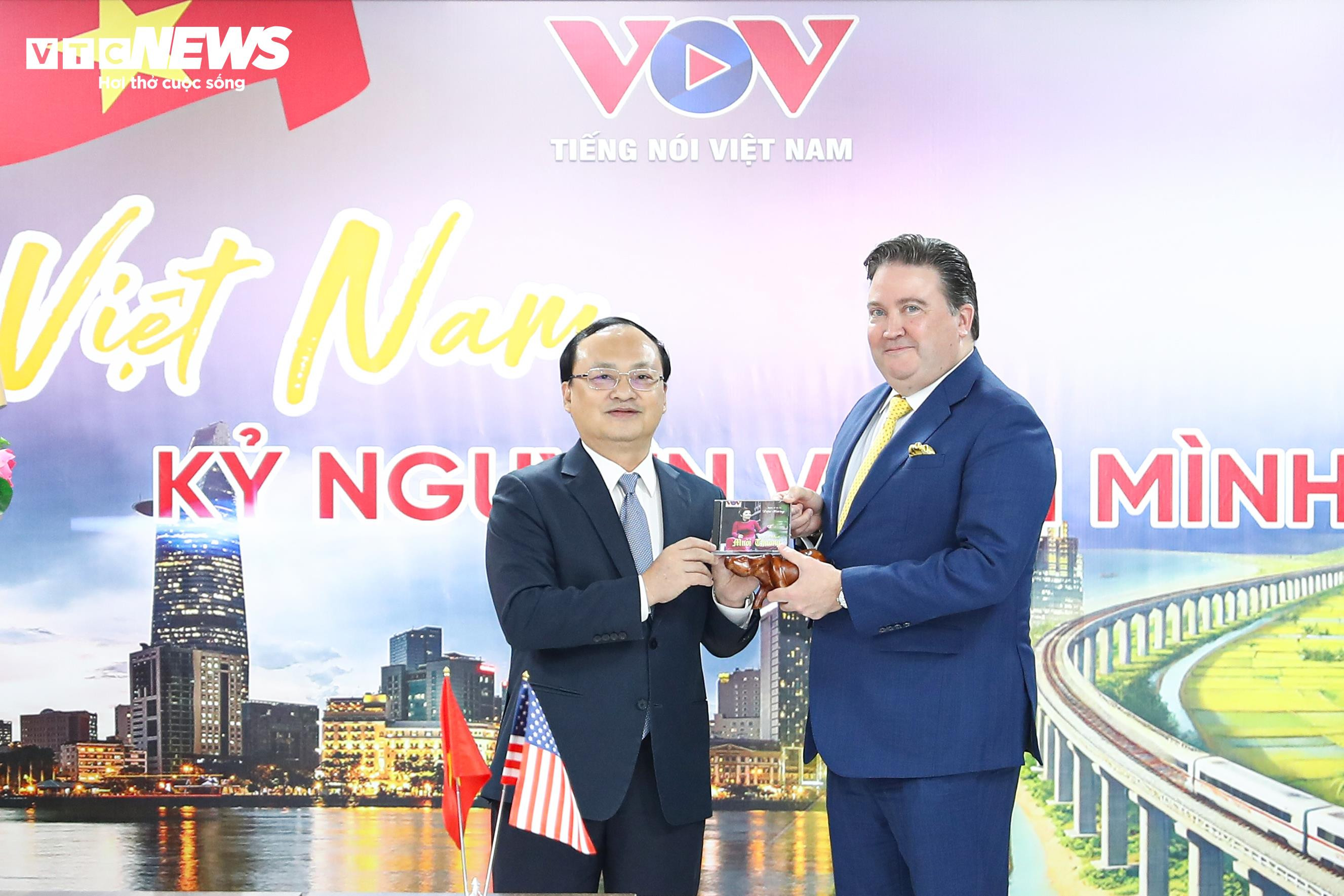 Tổng Giám đốc Đài Tiếng nói Việt Nam Đỗ Tiến Sỹ tặng quà lưu niệm Đại sứ Marc Knapper.