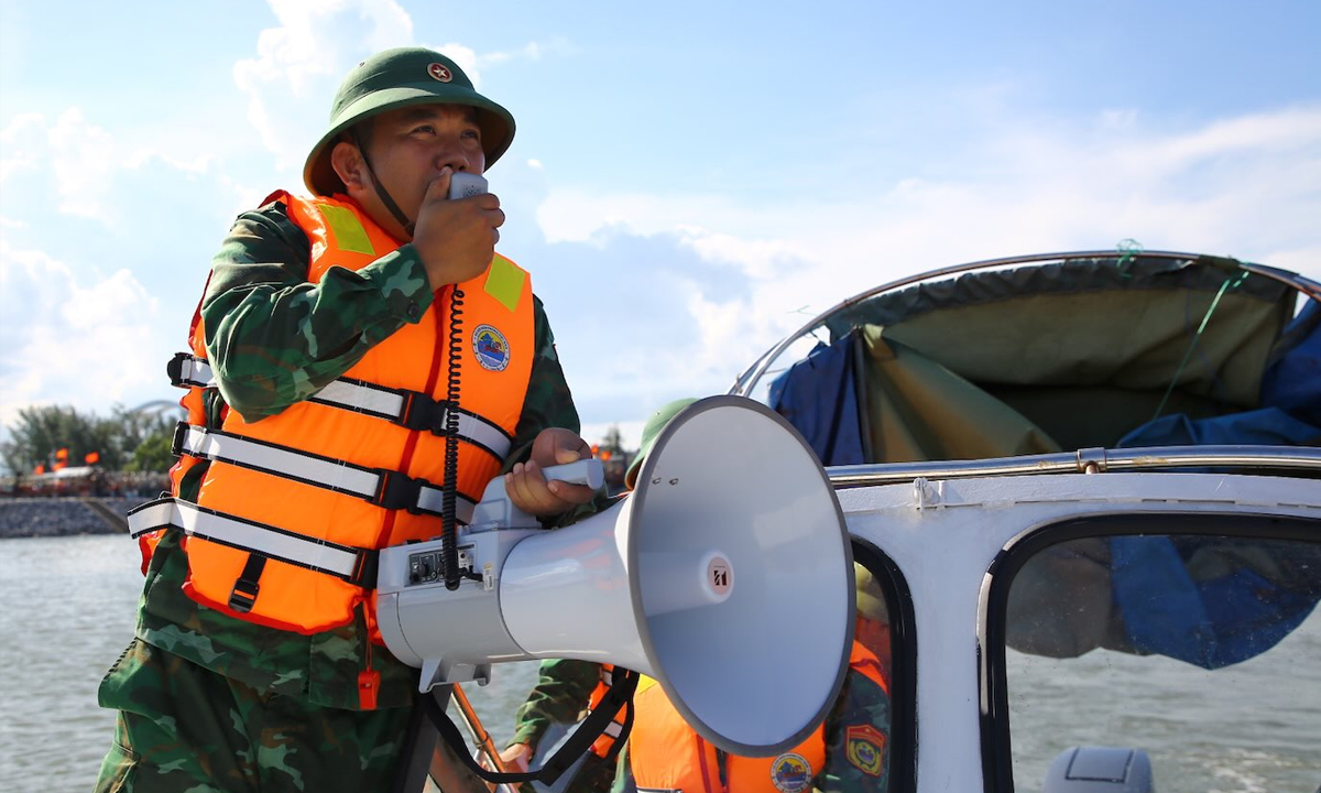 Lực lượng Bộ đội Biên phòng tỉnh Hà Tĩnh hướng dẫn, hỗ trợ tàu thuyền đậu đỗ tránh bão số 5. (Ảnh: Công Sáng)