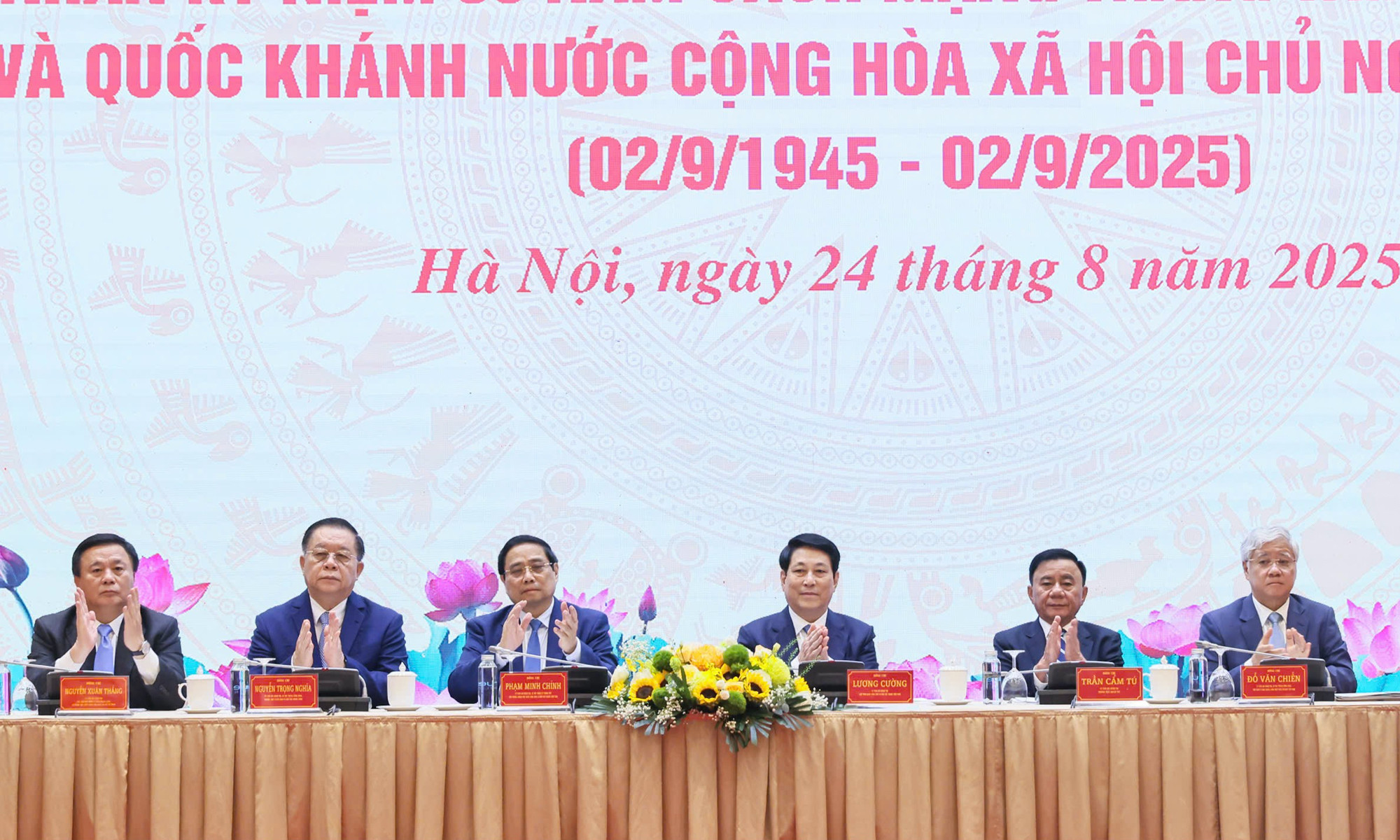 Lãnh đạo Đảng và Nhà nước chủ trì hội nghị.