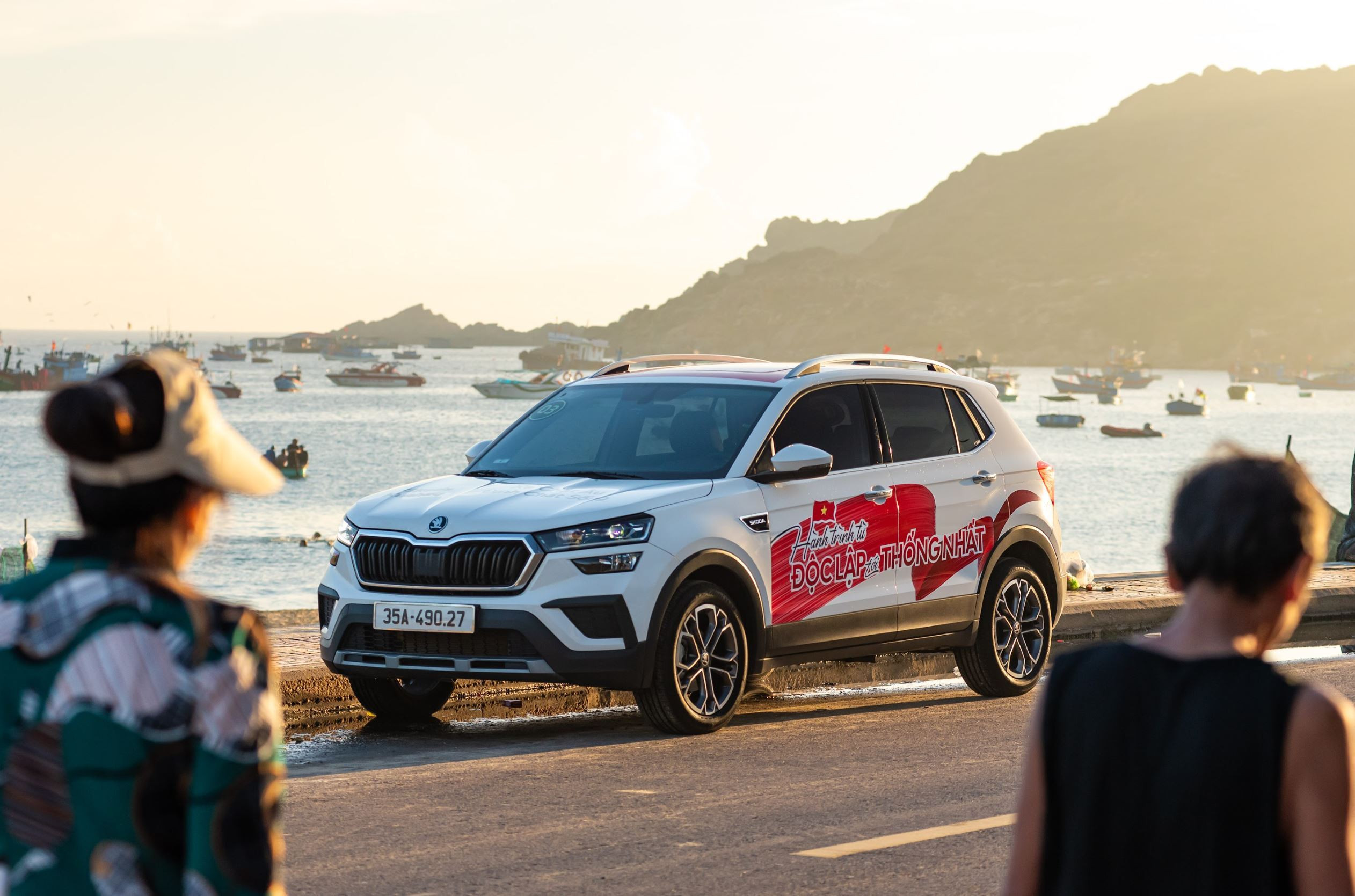 Với bộ decal mang chủ đề “Từ Độc Lập tới Thống Nhất”, đoàn xe nhận được sự chú ý của người dân.