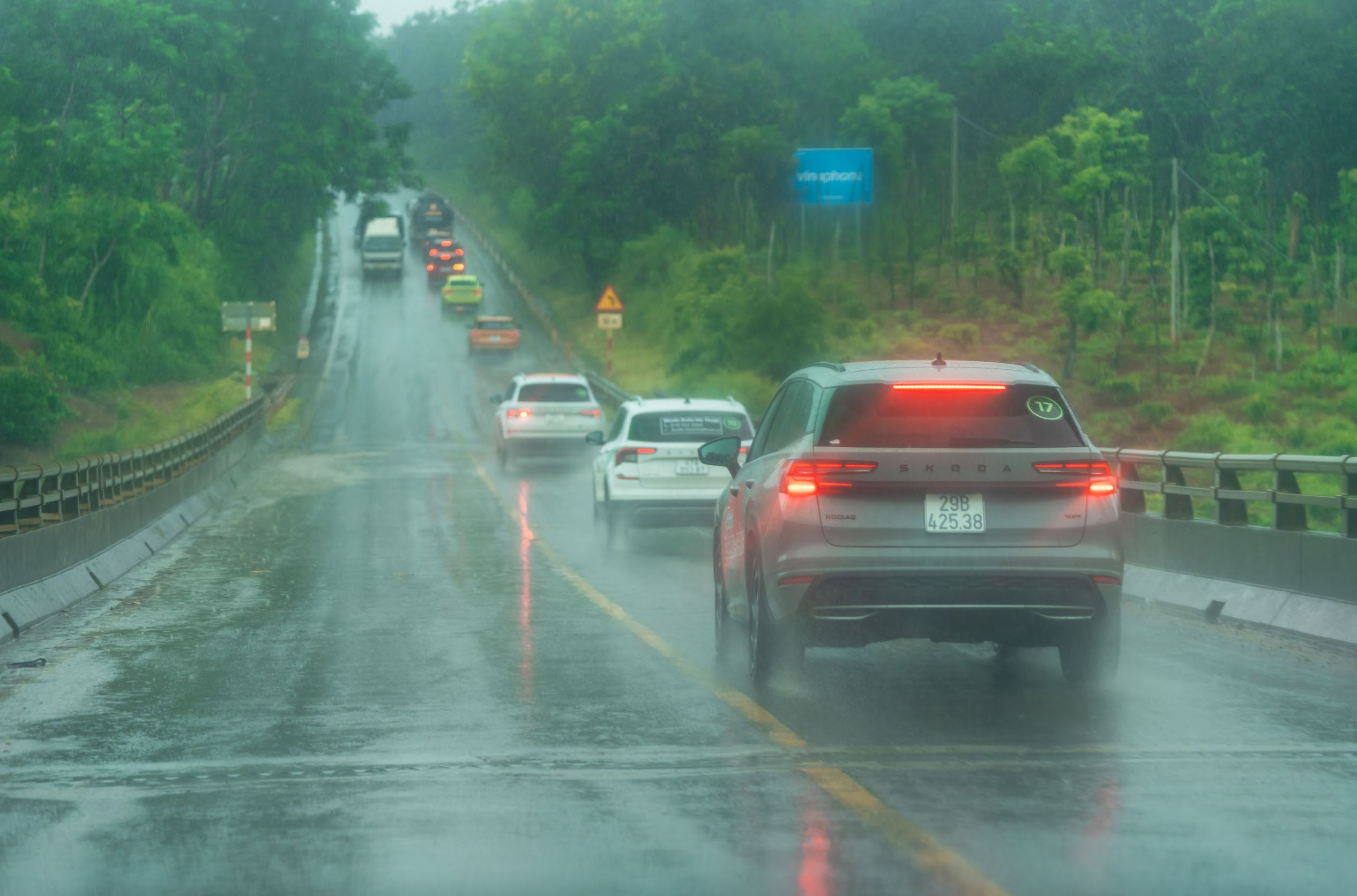 Chuyến hành trình trải qua nhiều điều kiện địa hình và thời tiết đa dạng.