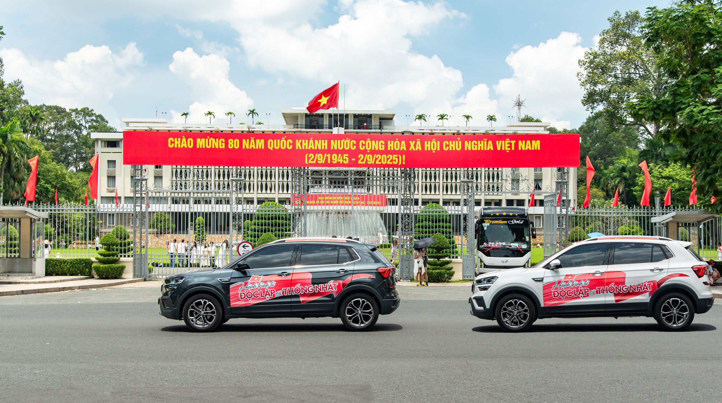 Trước đó, những chiếc xe Skoda đã có màn chạy roadshow qua Dinh Độc Lập, bắt đầu hành trình vào 19/8.