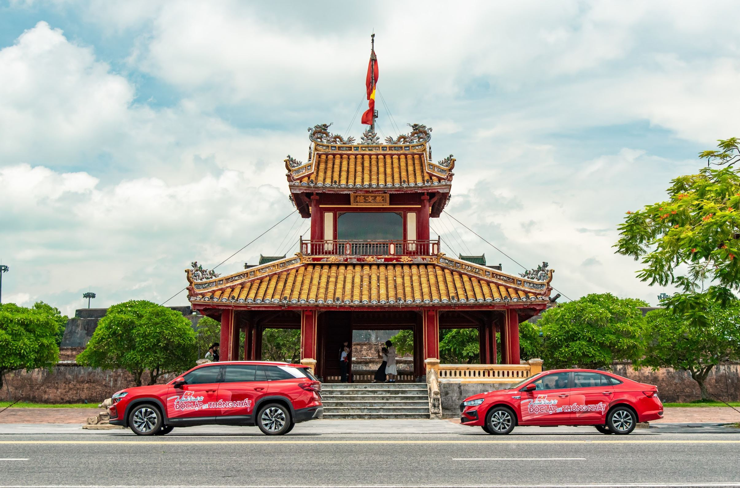 Đoàn xe trên hành trình qua Cố đô Huế.