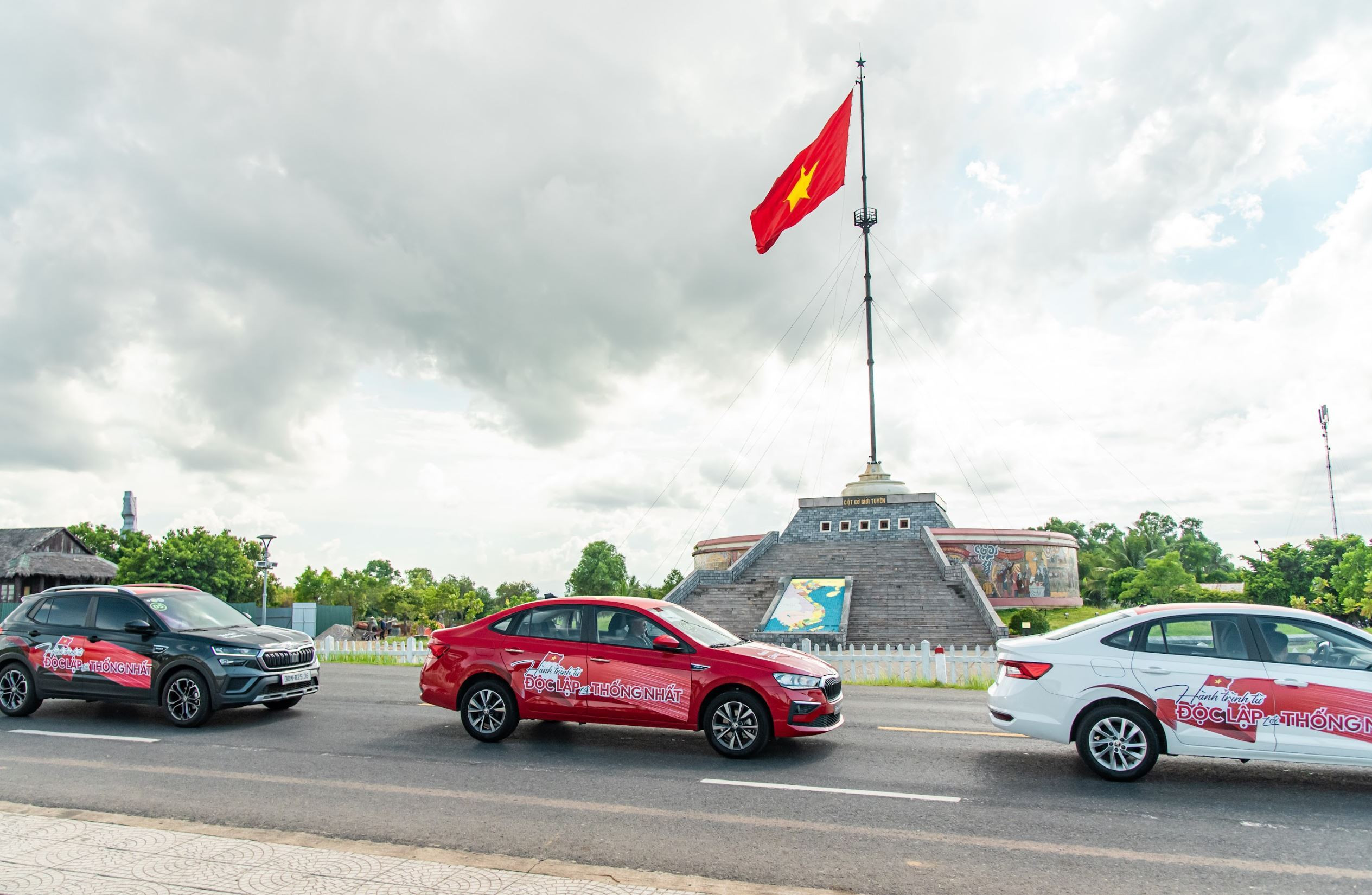 Cột cờ Vĩ tuyến 17 là điểm đến lịch sử mà đoàn xe ghé thăm.