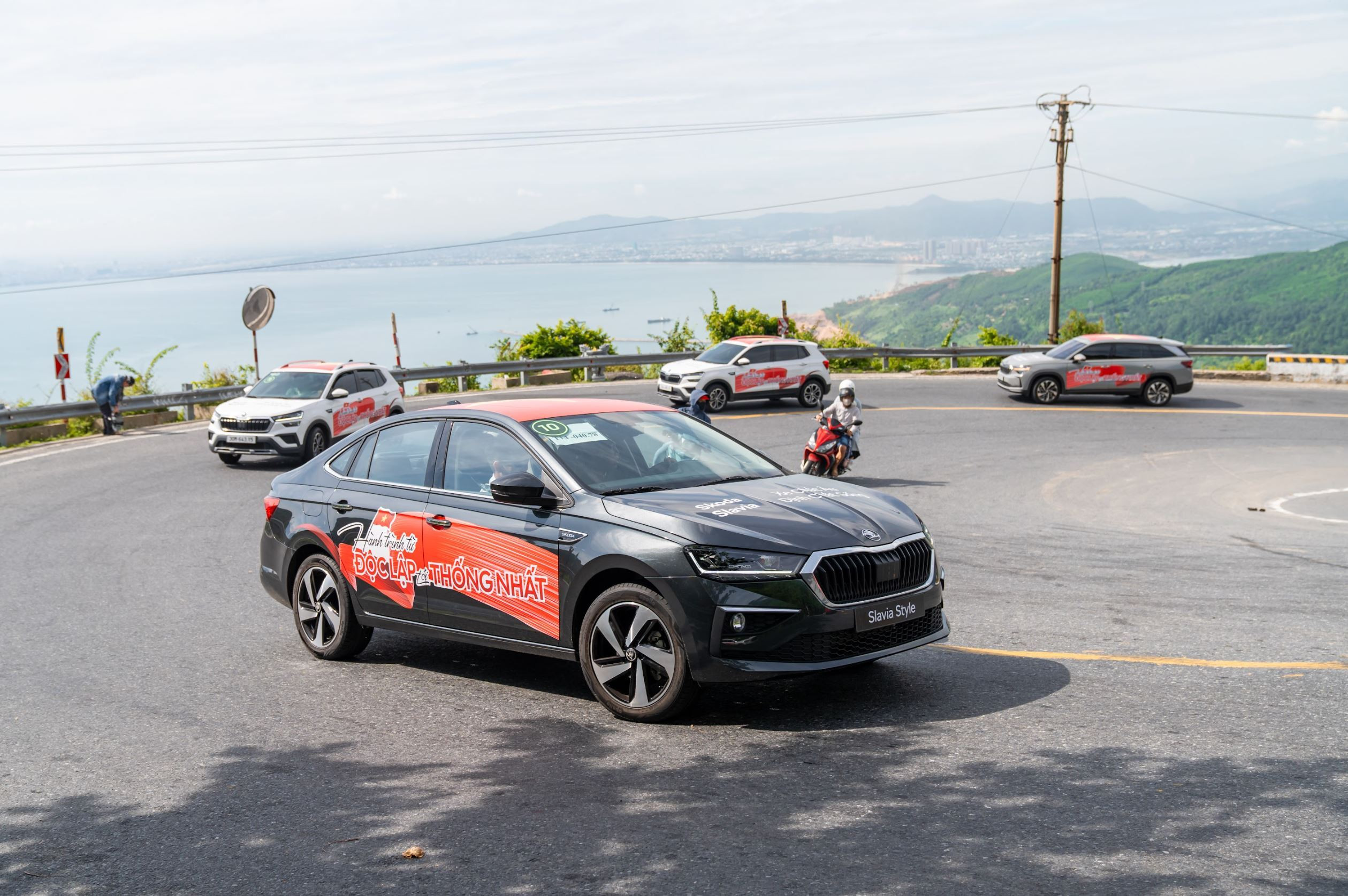 Slavia là dòng xe dựa trên cơ sở nền tảng MQB A0 IN của tập đoàn mẹ Volkswagen Group. Tất cả các phiên bản Slavia đều dùng chung động cơ xăng tăng áp 1.0L, công suất 115 mã lực, mô-men xoắn 175Nm.