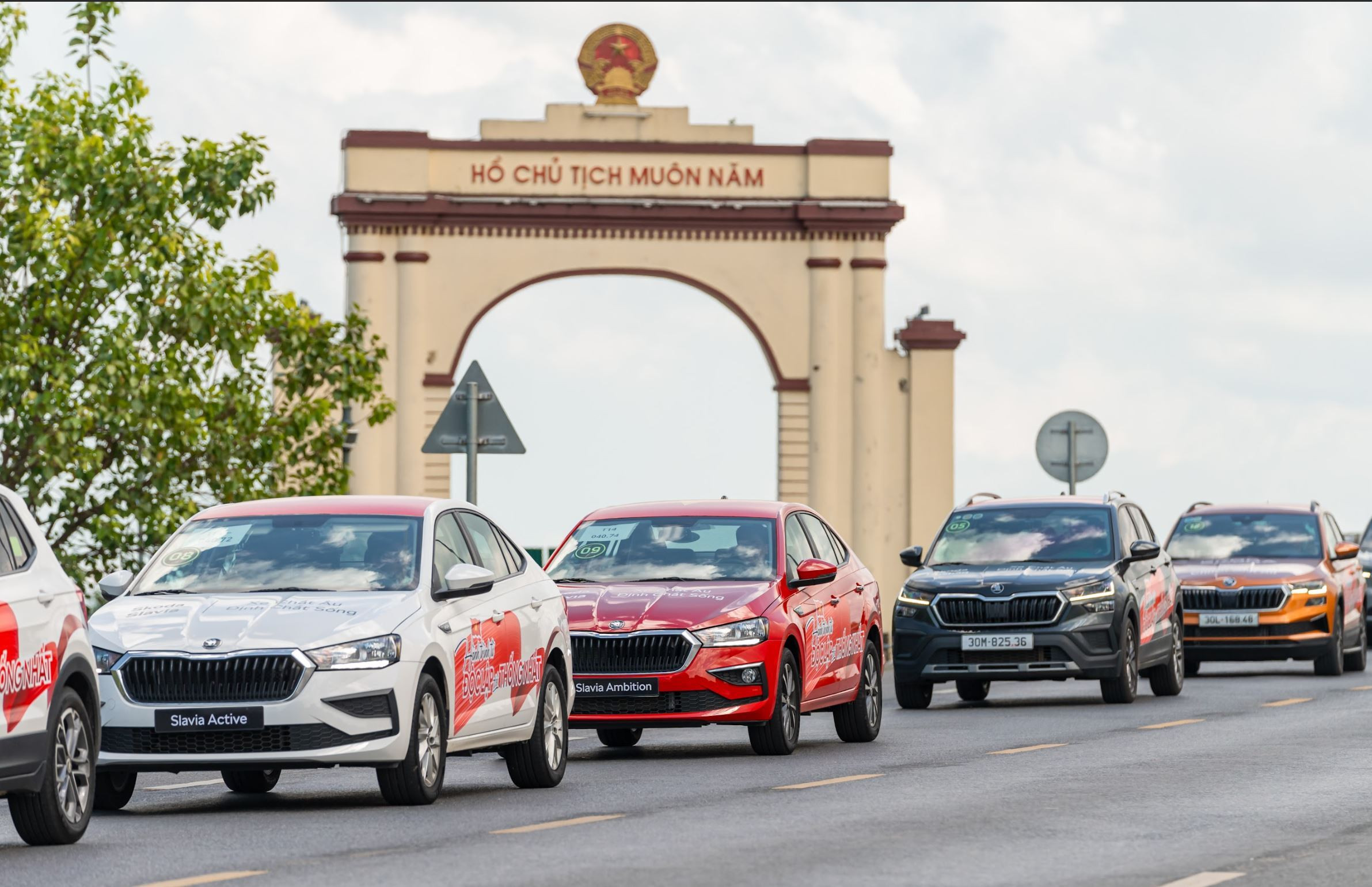 Mẫu Slavia Active (màu trắng) trong đoàn xe Skoda khi đi qua Cầu Hiền Lương.
