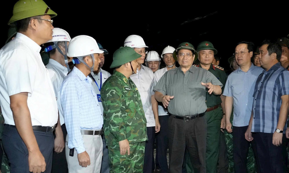 Thủ tướng Phạm Minh Chính kiểm tra công tác ứng phó bão số 5 tại các địa phương ven biển Nghệ An trong đêm 24/8. (Ảnh: Báo Nghệ An)
