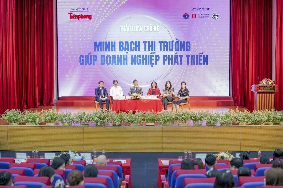 Hội thảo do Báo Tiền Phong phối hợp Cục Quản lý Dược, Viện Kiểm nghiệm thuốc TP.HCM, Đại học Quốc tế Hồng Bàng cùng các đơn vị tổ chức. (Ảnh: Đại Việt)