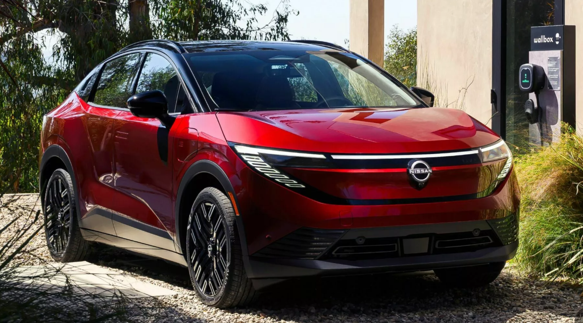 Nissan LEAF có thể di chuyển lên đến 488km sau 1 lần sạc đầy.