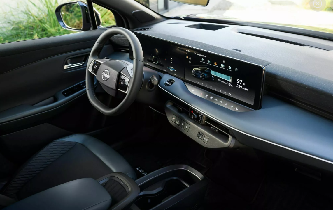 Nội thất của LEAF 2026, với hai màn hình hiển thị riêng biệt cho lái xe và giải trí. (Nguồn: Carscoop)