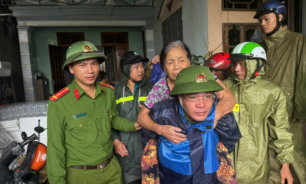 Công an Thanh Hoá di dời dân trước khi bão số 5 đổ bộ. (Ảnh: Công an tỉnh Thanh Hóa)
