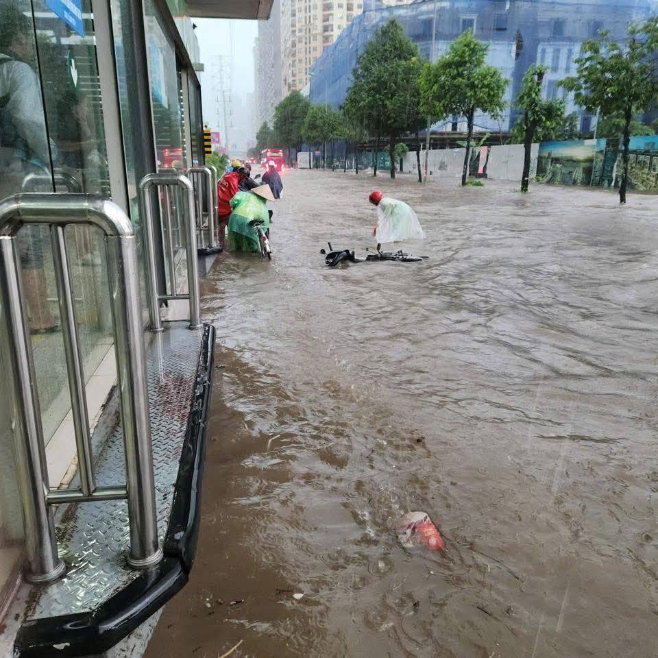 Xe chết máy bị cuốn trôi trên đường Lê Văn Lương.